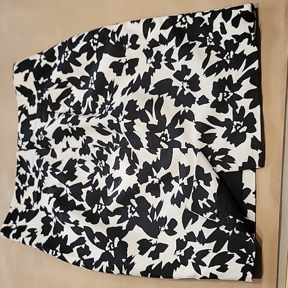 LOFT Size 0P Black & White Floral Pencil Skirt, Excellent, Like New Condition - Picture 9 of 11